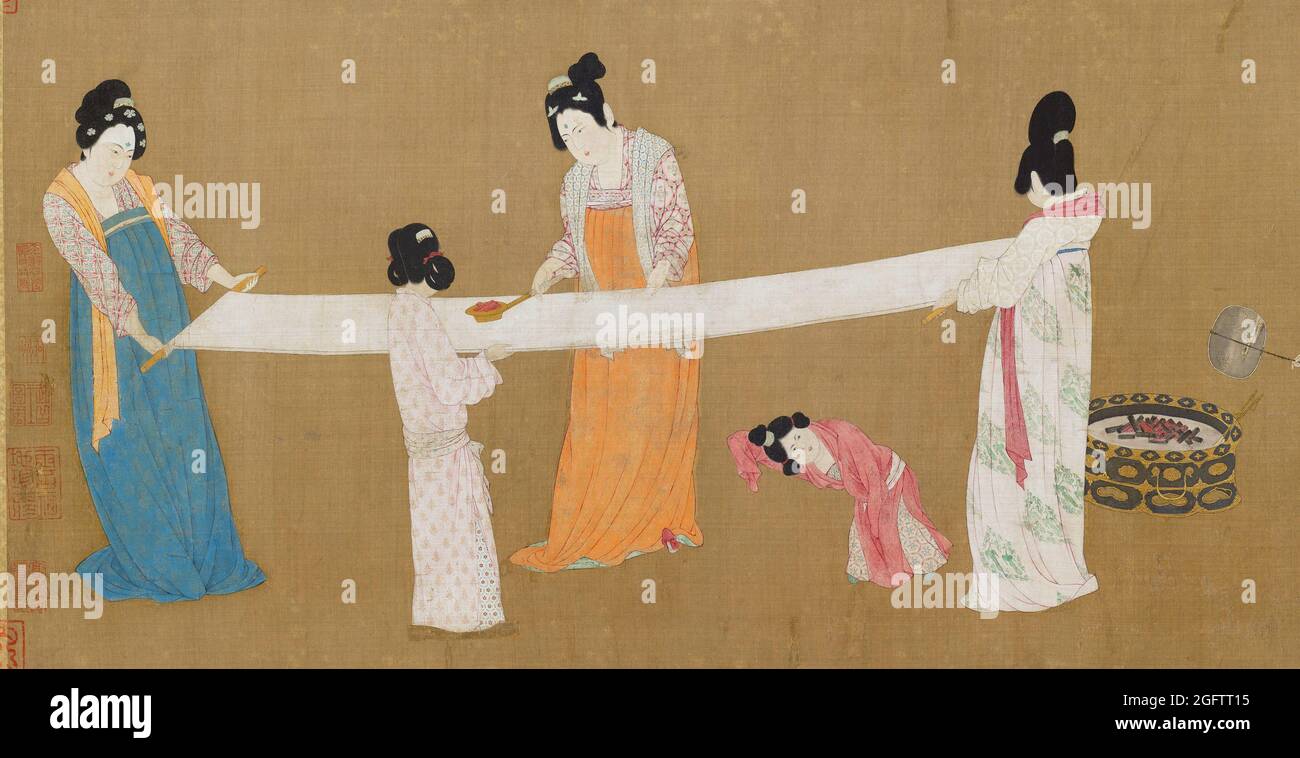 China: „Court Ladies Preparing Newly-Woven Silk“. Detail einer Kopie der Song-Dynastie nach Zhang Xuan (713-755), 12. Jahrhundert. Zhang Xuan (713–755) war ein chinesischer Maler, der während der Tang Dynastie (618–907) lebte. Eines seiner bekanntesten Werke ist „Court Ladies Preparing Newly-Woven Silk“. Eine einzige Kopie überlebt, gemalt von Kaiser Huizong von Song (r. 1100–1125) im frühen 12. Jahrhundert. Stockfoto