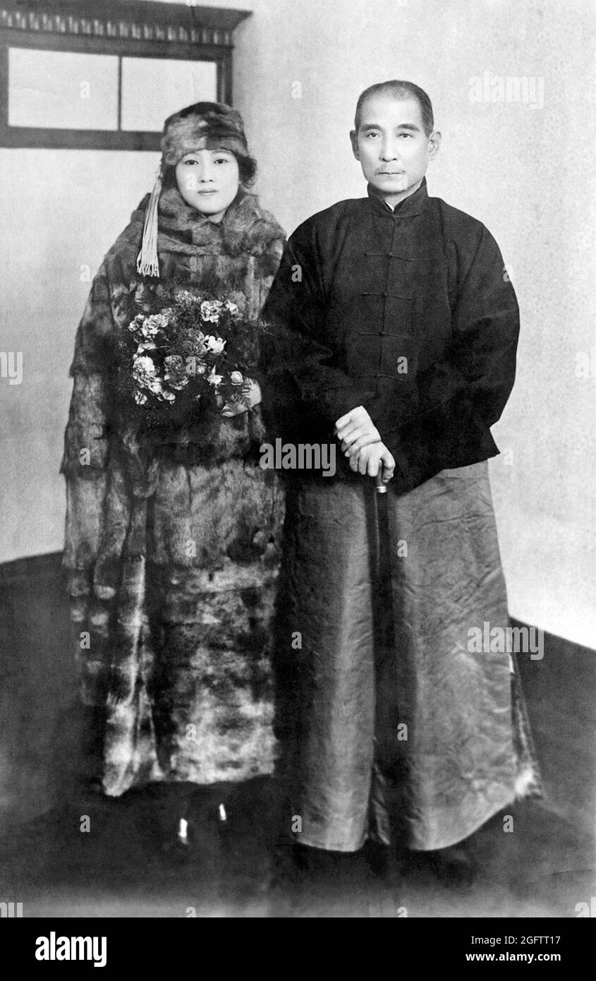 China: Song Qingling (1892-1981), erste weibliche Vorsitzende und Präsidentin der Volksrepublik China, zusammen mit ihrem Mann, Dr. Sun Yat-sen (1866-1925), Gründerin der Chinesischen Republik (1912), Anfang des 20. Jahrhunderts. Sun Yat-sen (12. November 1866 – 12. März 1925) war ein chinesischer revolutionärer und politischer Führer. Als der wichtigste Pionier des nationalistischen China wird Sun häufig als der Gründervater des republikanischen China bezeichnet. Song Qingling (27. Januar 1893 – 29. Mai 1981), auch bekannt als Madame Sun Yat-sen, war eine der drei Song-Schwestern. Stockfoto