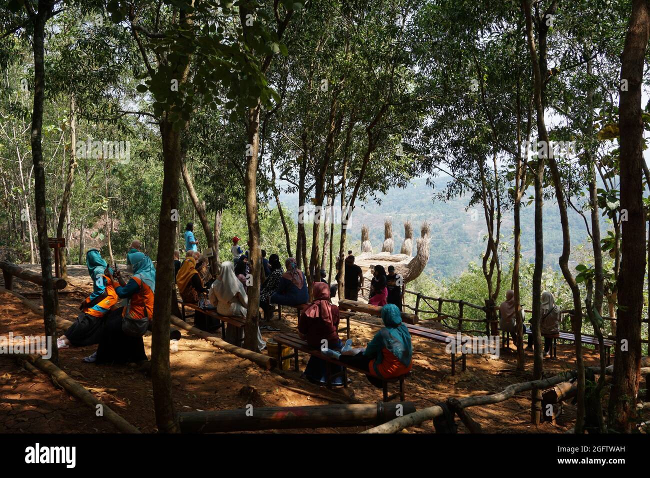 Drei Mädchen schießen von hinten in Pinus Penger, Yogyakarta Stockfoto