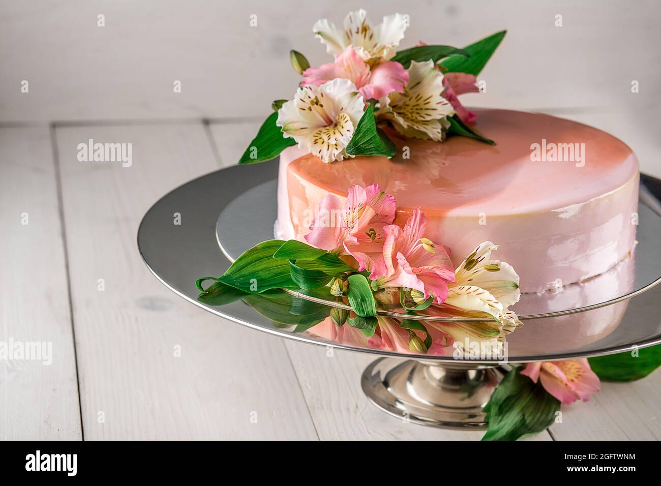 Kuchen mit Blumen geschmückt Stockfoto