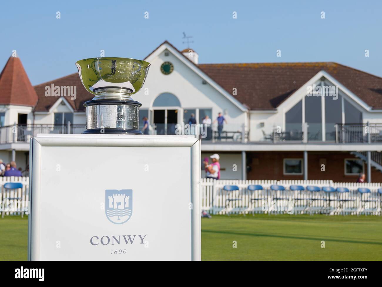 Allgemeiner Blick auf die Curtis Cup Trophy außerhalb des Clubhauses während der Eröffnungszeremonie des 41. Curtis Cup Matches in Conwy, Wales am Mittwoch, den 25. August 2021. (Steve Flynn/Image of Sport) Stockfoto