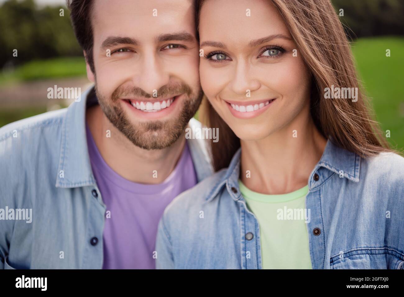 Nahaufnahme Porträt von guter Laune lächelnd schönes Paar Frau und Mann genießen Freizeit im Freien zusammen entspannen Stockfoto