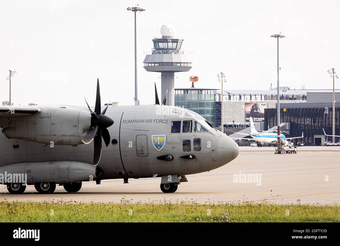 Langenhagen, Deutschland. August 2021. Ein Flugzeug des Typs Alenia C-27J Spartan der rumänischen Luftwaffe taxi über das Gelände des Flughafens Hannover-Langenhagen. Quelle: Moritz Frankenberg/dpa/Alamy Live News Stockfoto