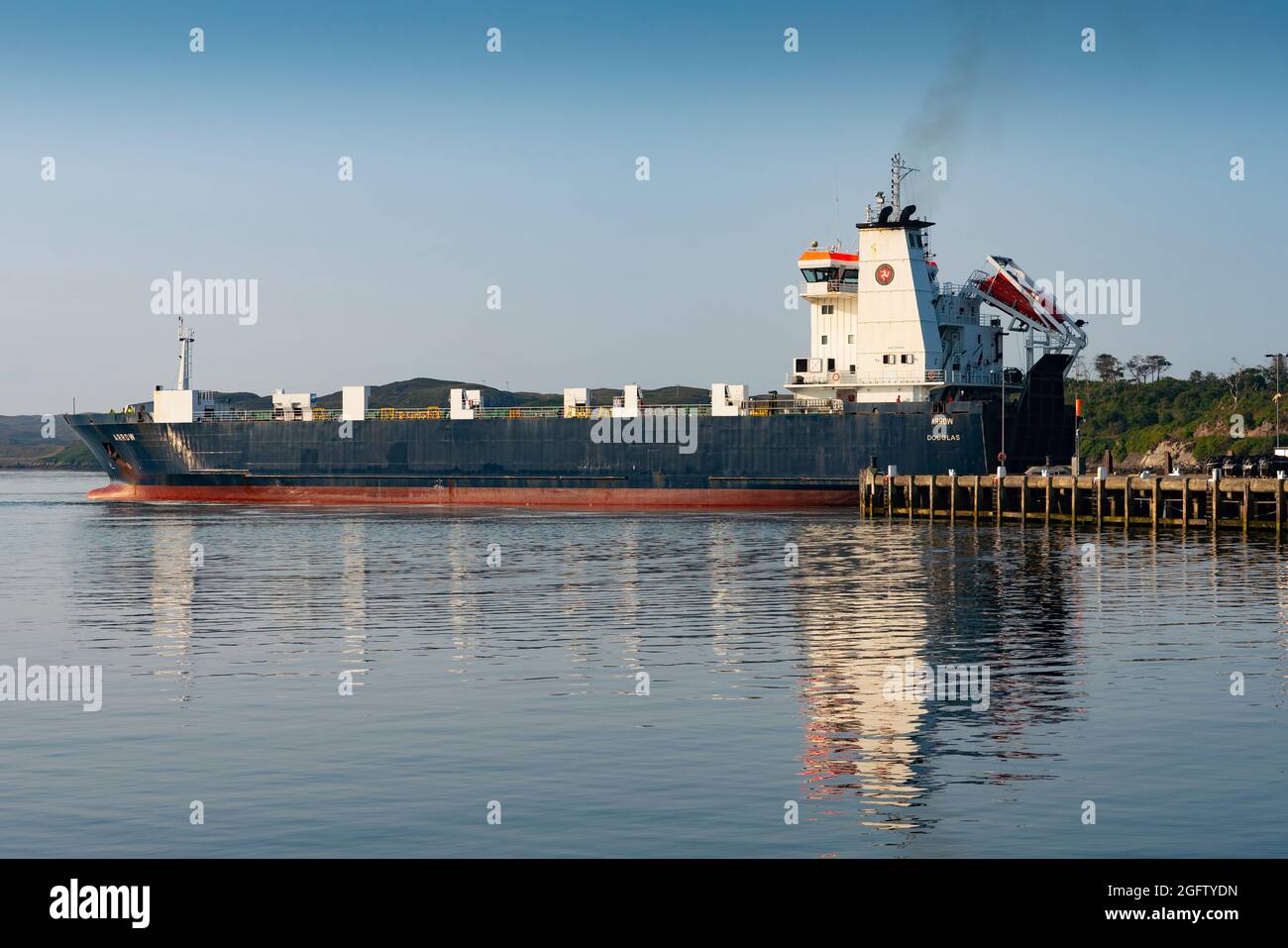 Stornoway, Schottland, Großbritannien. August 2021. MV Arrow manövriert im Hafen von Stornoway, Lewis. Das Schiff hat sich im Rahmen einer Kurzzeitcharter dem Caledonian MacBrayne angeschlossen, um den Güterverkehr zwischen Ullapool und Stornoway zu transportieren und so den Druck auf die stark befahrene Passagierfähre von MV Loch Seaforth zu verringern. Schottlands alternde Fähren waren den ganzen Sommer über regelmäßig mit Problemen konfrontiert, da die Fähren wegen Reparaturarbeiten außer Betrieb genommen wurden und die Schifffahrt unterbrochen oder storniert wurde. Iain Masterton/Alamy Live News. Stockfoto