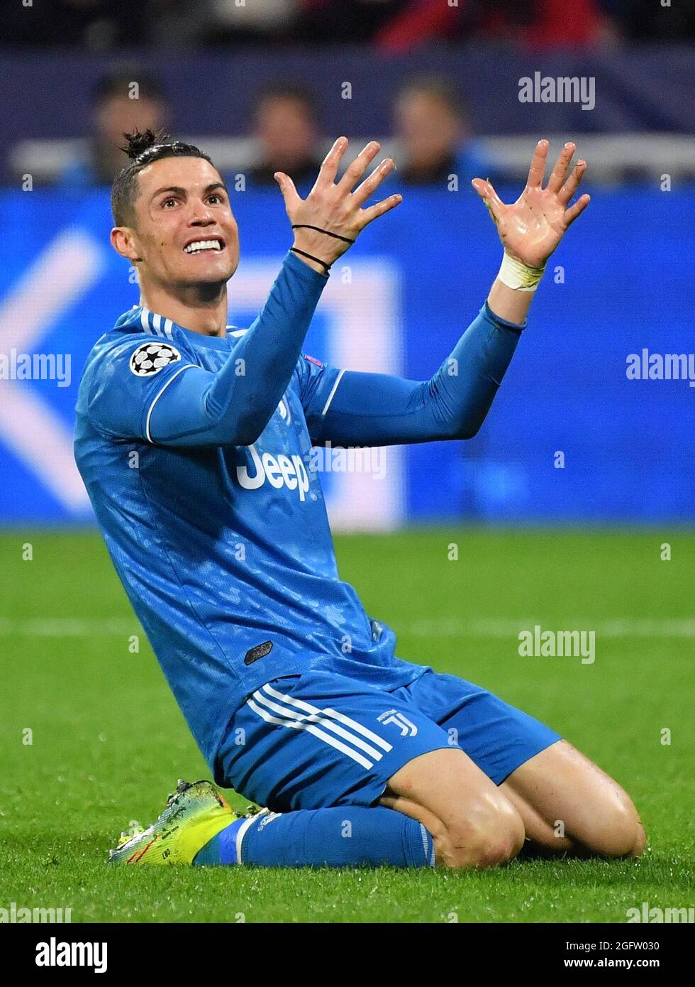 Datei-Foto vom 26. Februar 2020 von Juventus' Cristiano Ronaldo während der UEFA Champions League-Runde des ersten Ausgangs 16 Olympique Lyonnais (OL) gegen Juventus Turin Fußballspiel im Parc Olympique Lyonnais Stadion in Decines-Charpieu in der Nähe von Lyon, Zentralfrankreich. Manchester City ist in Gesprächen, um Cristiano Ronaldo aus Juventus zu unterzeichnen. Der portugiesische Kapitän hat über seinen Agenten Jorge Mendes Juventus gesagt, er wolle nicht mehr für den Club spielen. Ronaldo, der sich im letzten Jahr seines Vertrags in Turin befindet, war diesen Sommer nicht in den Plänen von City, aber er ist eine Option, die sie nach dem in Betracht ziehen Stockfoto