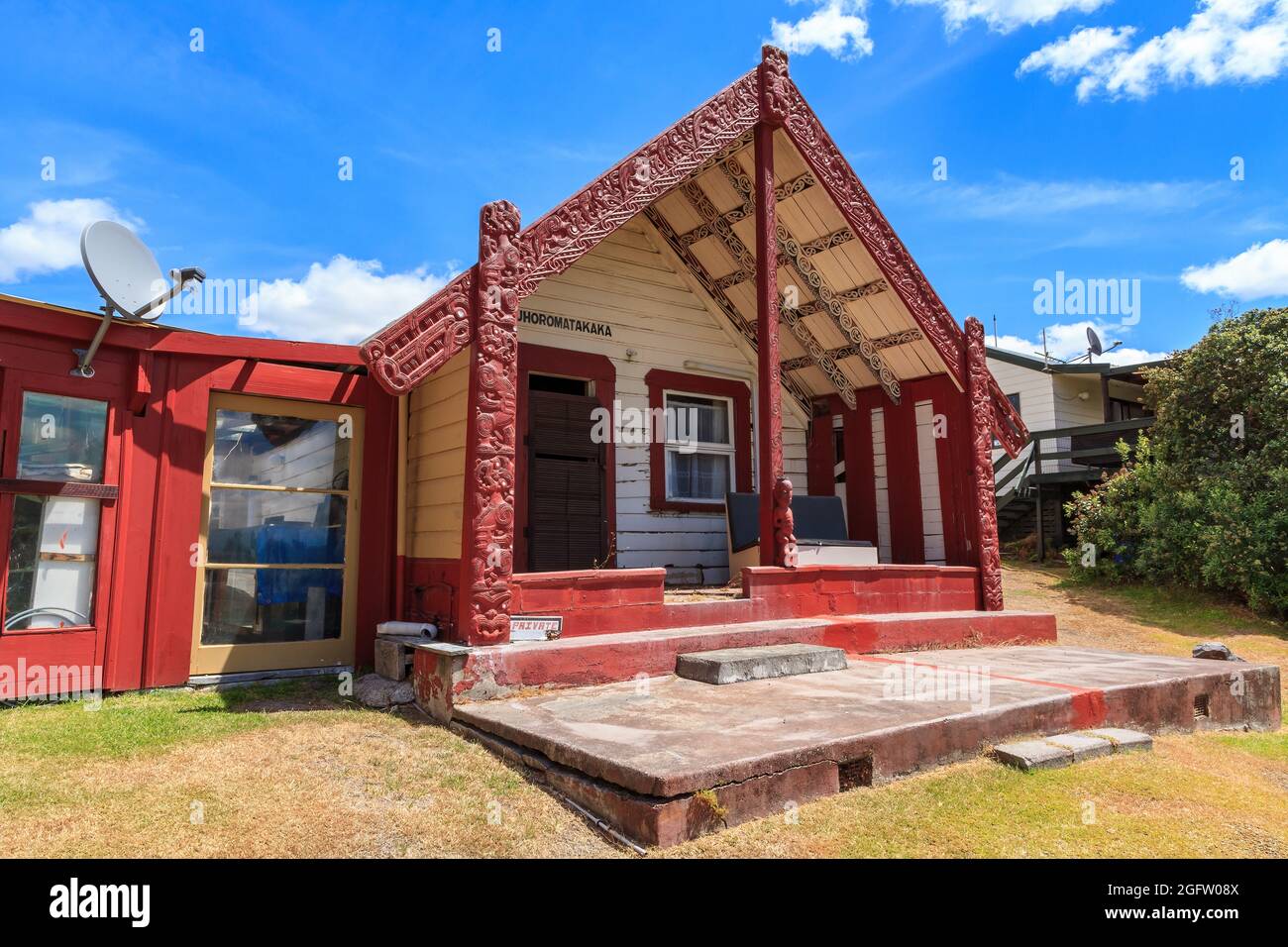 Whakarewarewa Maori Village, Rotorua, Neuseeland. Ein Gebäude mit traditionellen Maori-Schnitzereien Stockfoto