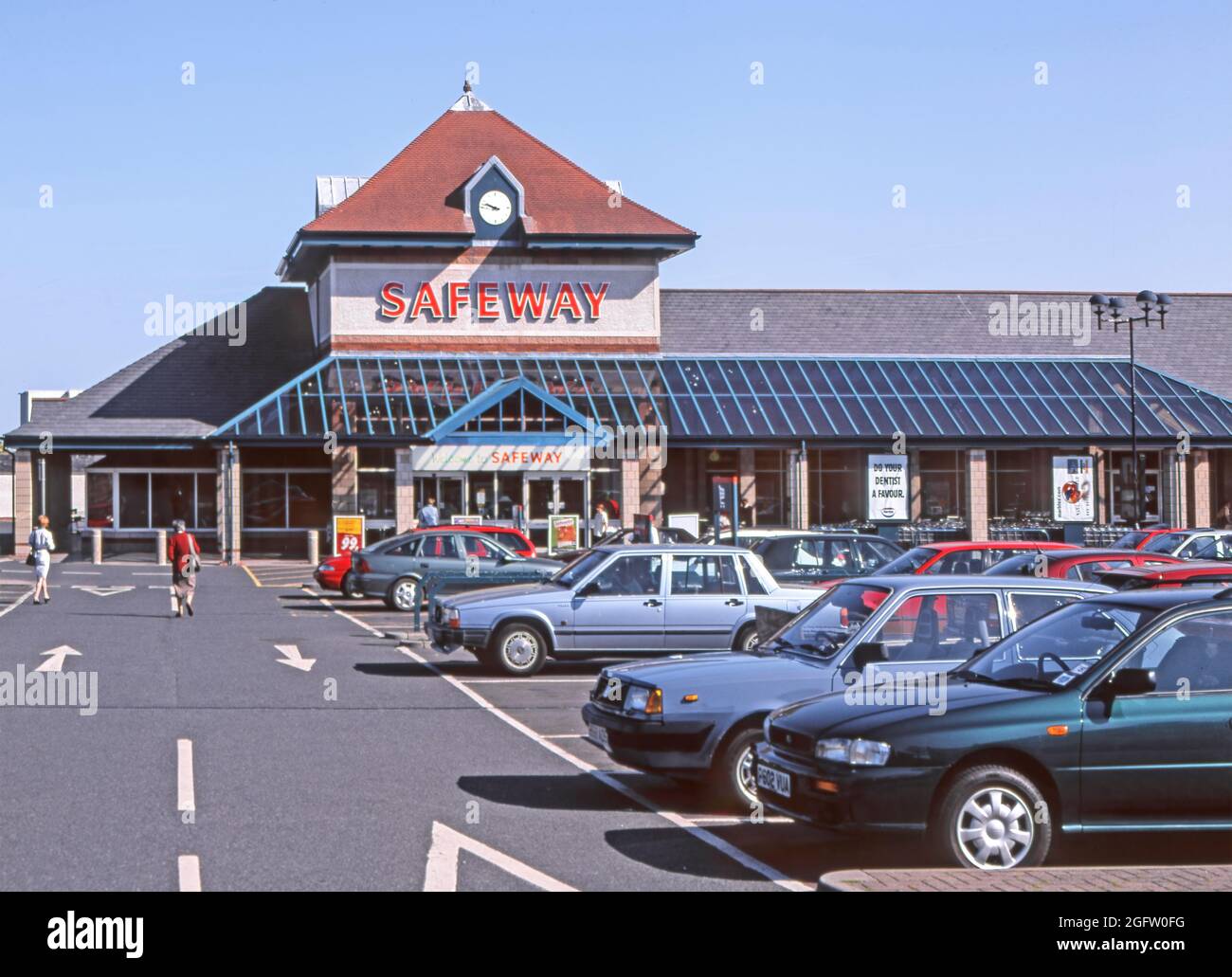 Safeway Supermarkt Einzelhandel Lebensmittelgeschäft historisches Archivbild der Uhr aus den 1900er Jahren und Markenlogo auf der Außenseite des Gebäudes mit Käufer und kostenloser Parkplatz, der im Jahr 1999 gesehen wurde, bevor er erworben und zur Essenskette von Morrisons hinzugefügt wurde Getränkehändler im Jahr 2004 eine Ansicht der 90er Jahre, wie wir in Stranraer Dumfries und Galloway in Schottland, Großbritannien, waren Stockfoto