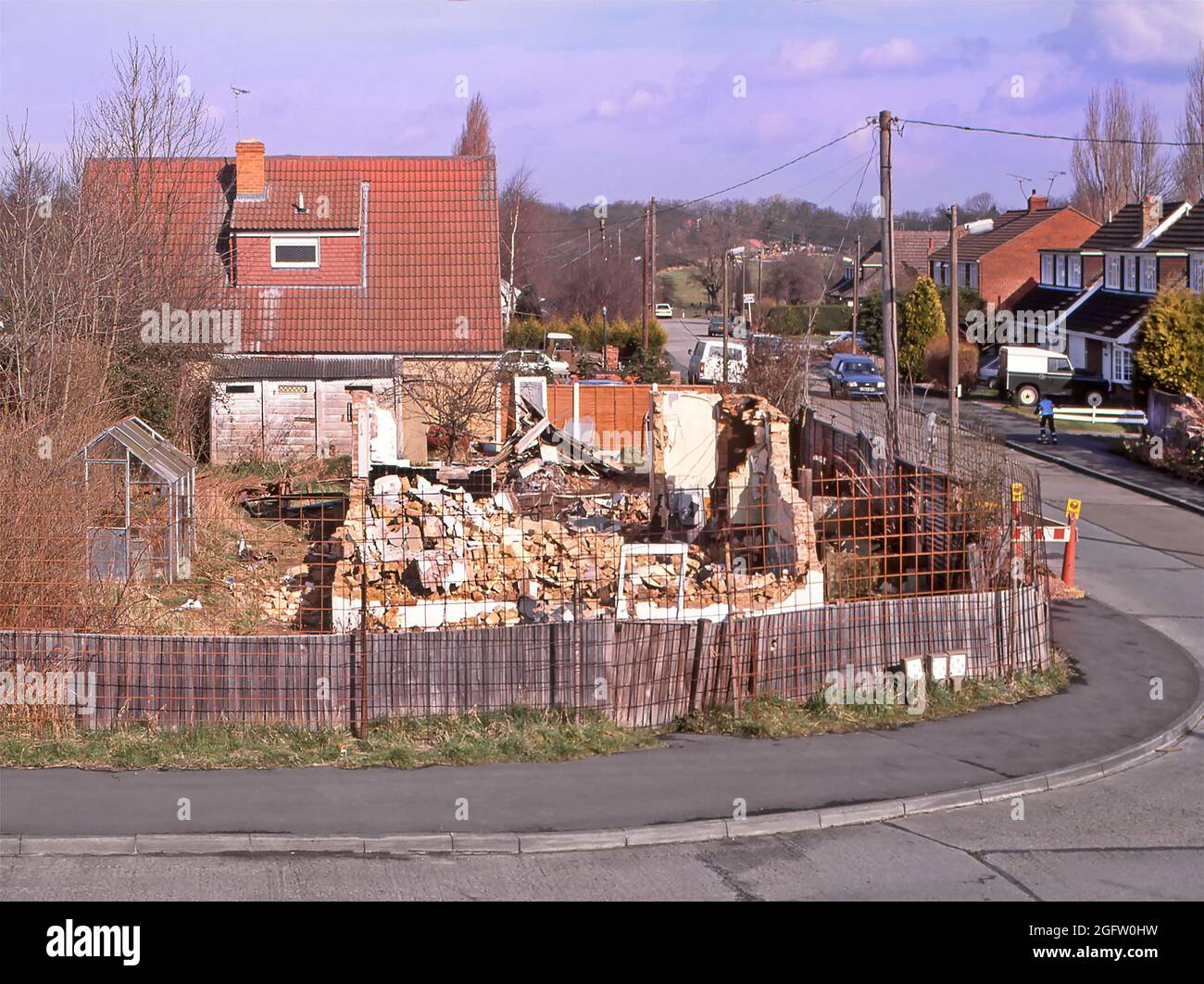 1998 Archivansicht eines zwischen den Kriegen erbauten Bungalowhauses auf einem Dorfeckgrundstück, das teilweise abgerissen wurde, um diese Baustelle für den Bau eines neuen modernen Einfamilienhauses der 1990er Jahre in einem begehrten Archivbild der ländlichen Gemeinde der 90er Jahre in Essex England zu räumen Stockfoto