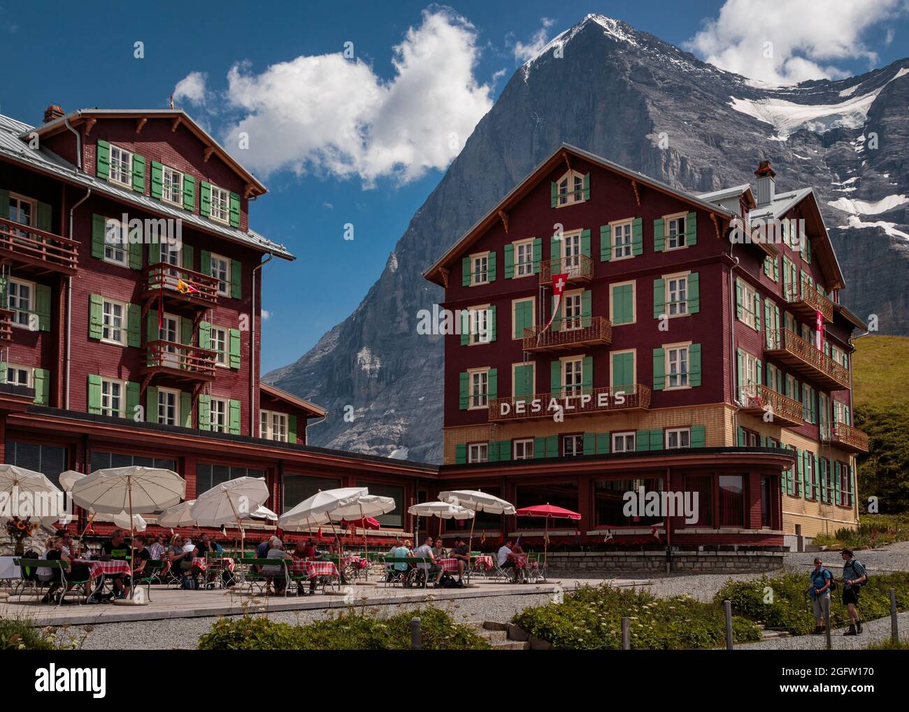 Kleine Scheidegg, Berner Oberland, Schweiz - August 01 2017 : Hotel Bellevue des Alpes mit der berühmten majestätischen Eiger-Nordwand im Hintergrund Stockfoto