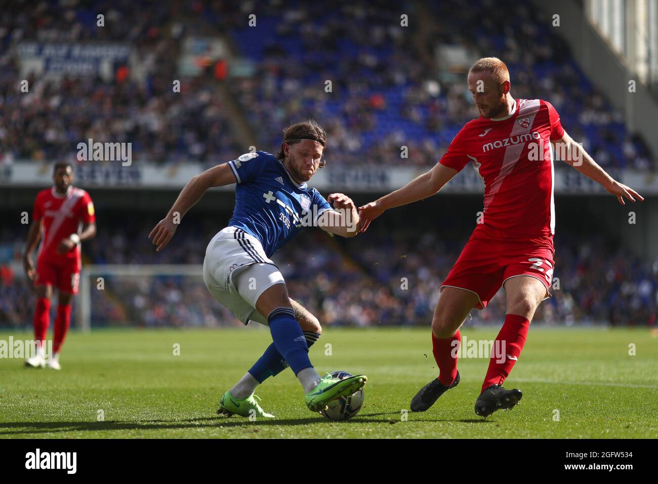 Wes Burns of Ipswich Town und Liam Gibson of Morecambe - Ipswich Town / Morecambe, Sky Bet League One, Portman Road, Ipswich, Großbritannien - 7. August 2021 nur zur redaktionellen Verwendung – es gelten die Einschränkungen von DataCo Stockfoto