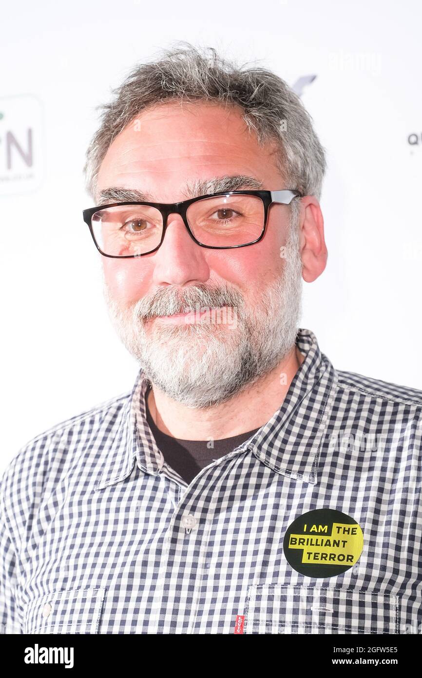 Cineworld Leicester Square, London, Großbritannien. 26. August 2021. Paul Hunt posiert an der Brilliant Terror Media Wall . Bild von Julie Edwards./Alamy Live News Stockfoto