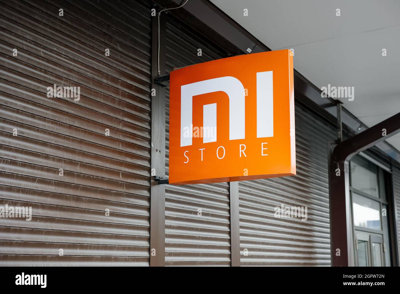 Bischkek, Kirgisistan - 27. August 2021 : Xiaomi Store Logo in Bischkek. Xiaomi ist ein chinesisches Elektronikunternehmen, das Smartphones, Apps, Verbraucher E macht Stockfoto