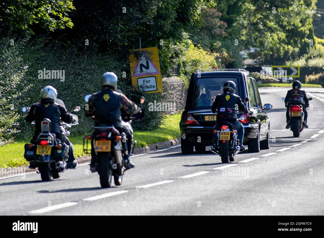 Beerdigung des Motorradfahrers in Choley, Lancashire, Großbritannien. 27 Aug 2021. Nordwestliche Motorräder bilden eine Ehrenwache für einen jungen Mann aus Chorley, der nach einer Kollision zwischen einem Auto und einem Moped in New Longton starb; Stockfoto