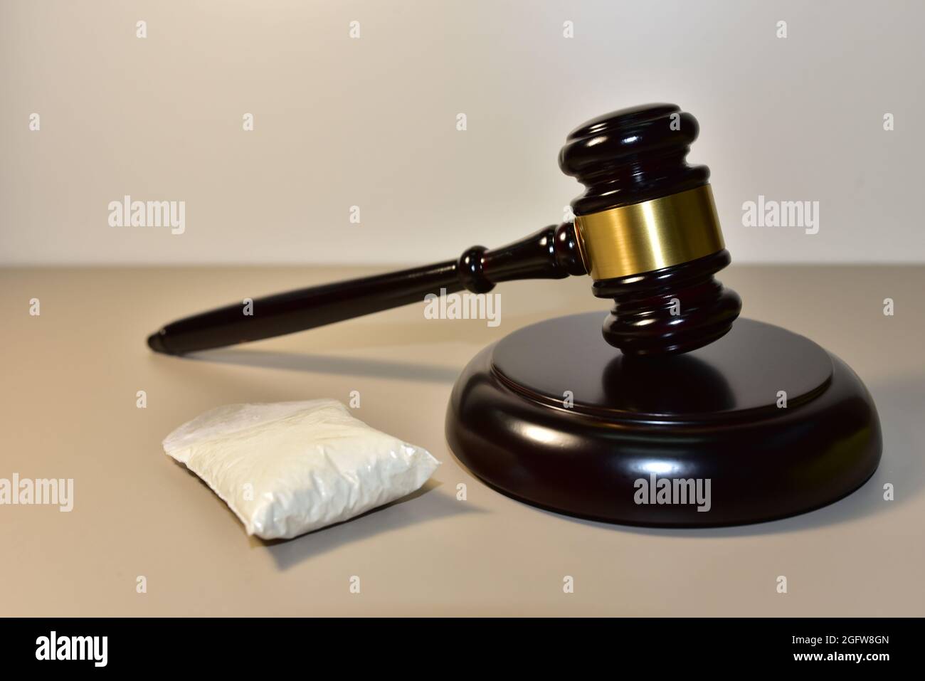 Kokain und Richter hämmern im Gerichtssaal. Rechtliche Entschuldigung und Gerechtigkeit Konzept. Strafe zu einem Straftätern für die Begehung einer Drogenstraftat. Arzneimittelgesetze. Urteil a l Stockfoto