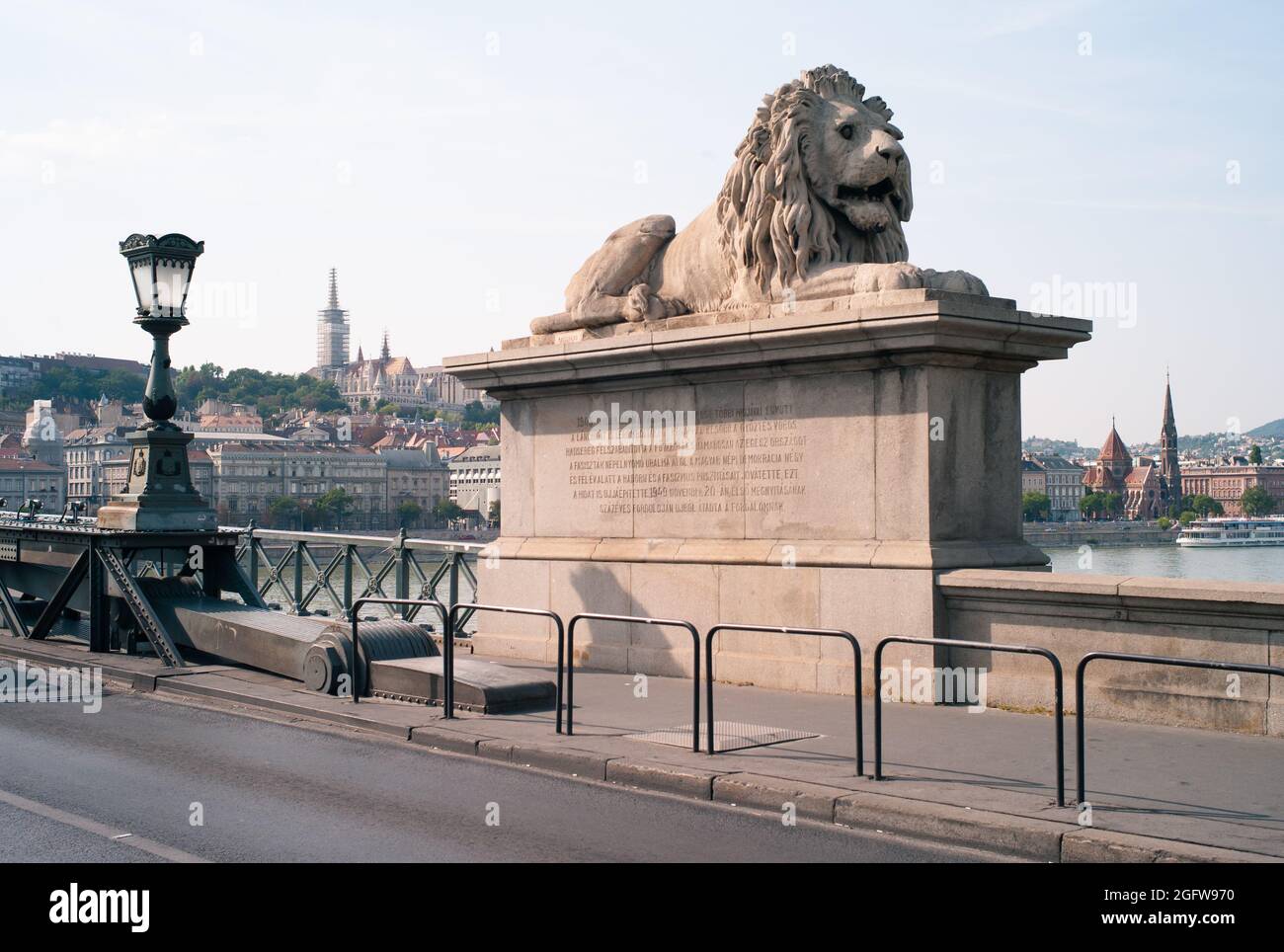 Sitzende Löwenstatue an der Kettenbrücke oder széchenyi Lánchíd über die Donau in Budapest, Ungarn Stockfoto