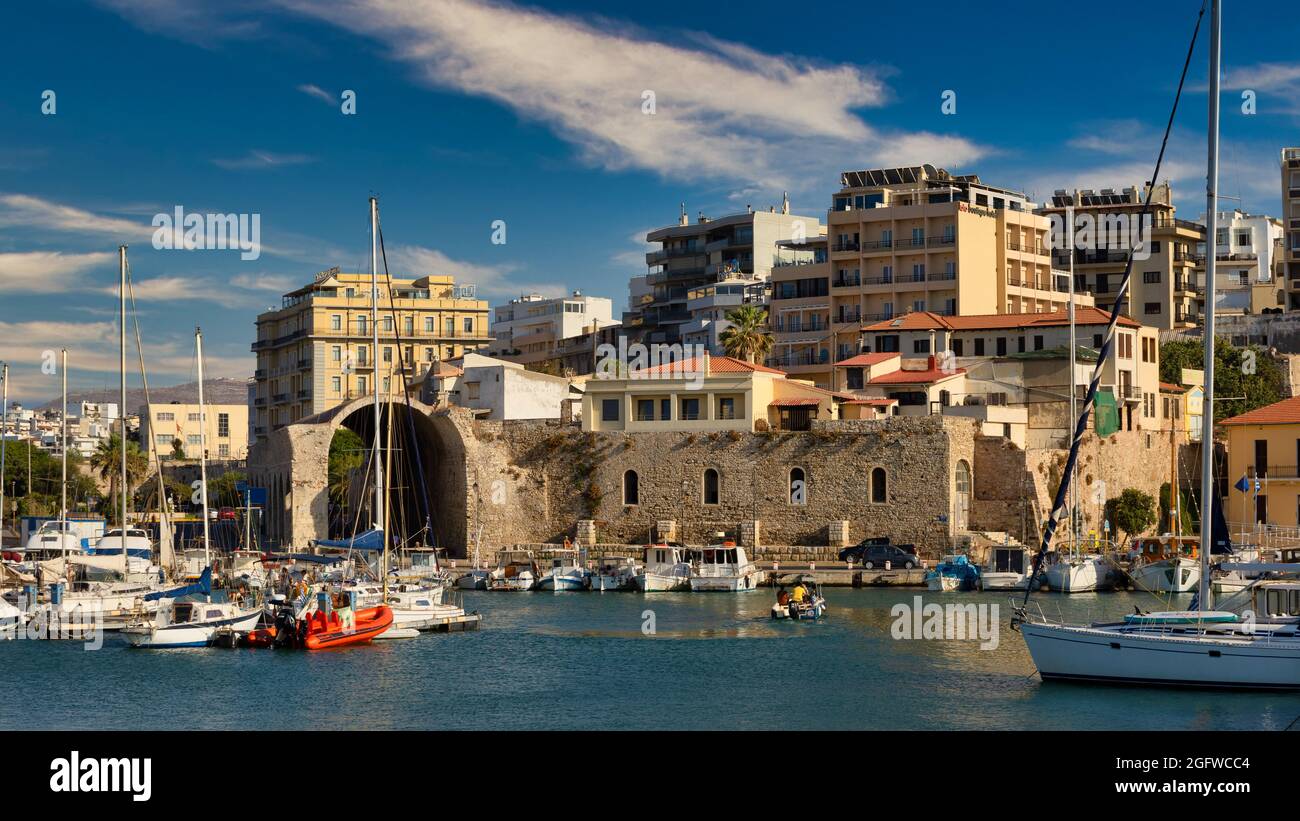Heraklion, Griechenland - 20. August 2021 - der berühmte und historische Hafen der Stadt Heraklion auf der griechischen Insel Kreta Stockfoto
