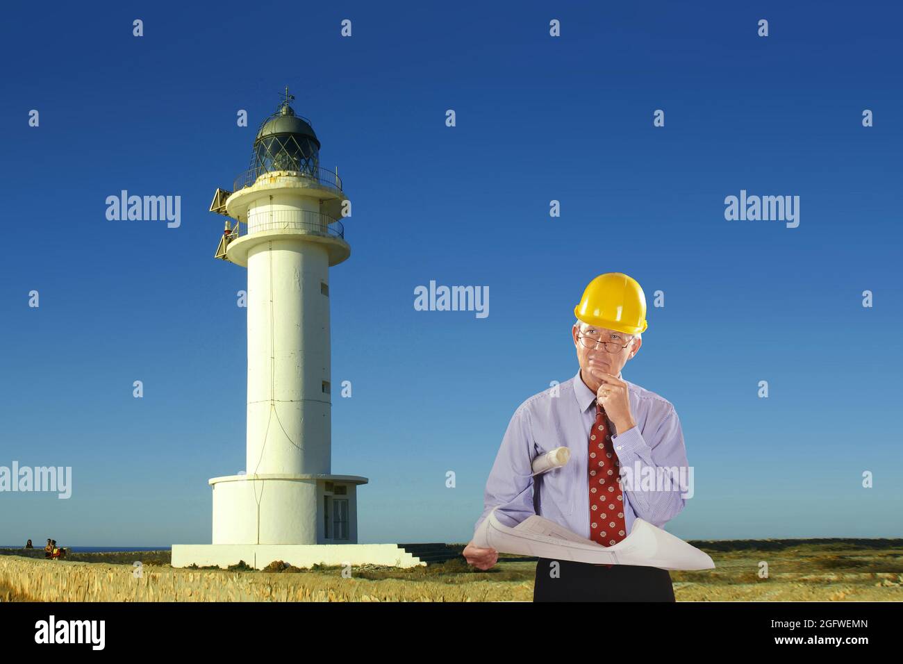 Architekt mit Bauplan und Hut, Leuchtturm am Cap de Barbaria im Hintergrund, Spanien, Balearen, Formentera Stockfoto