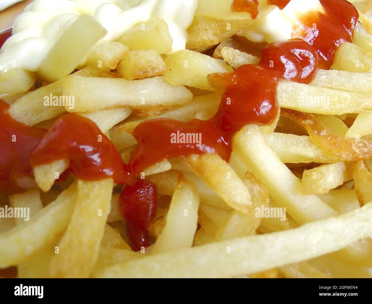 Pommes Frites mit Ketchup und Mayo Stockfoto