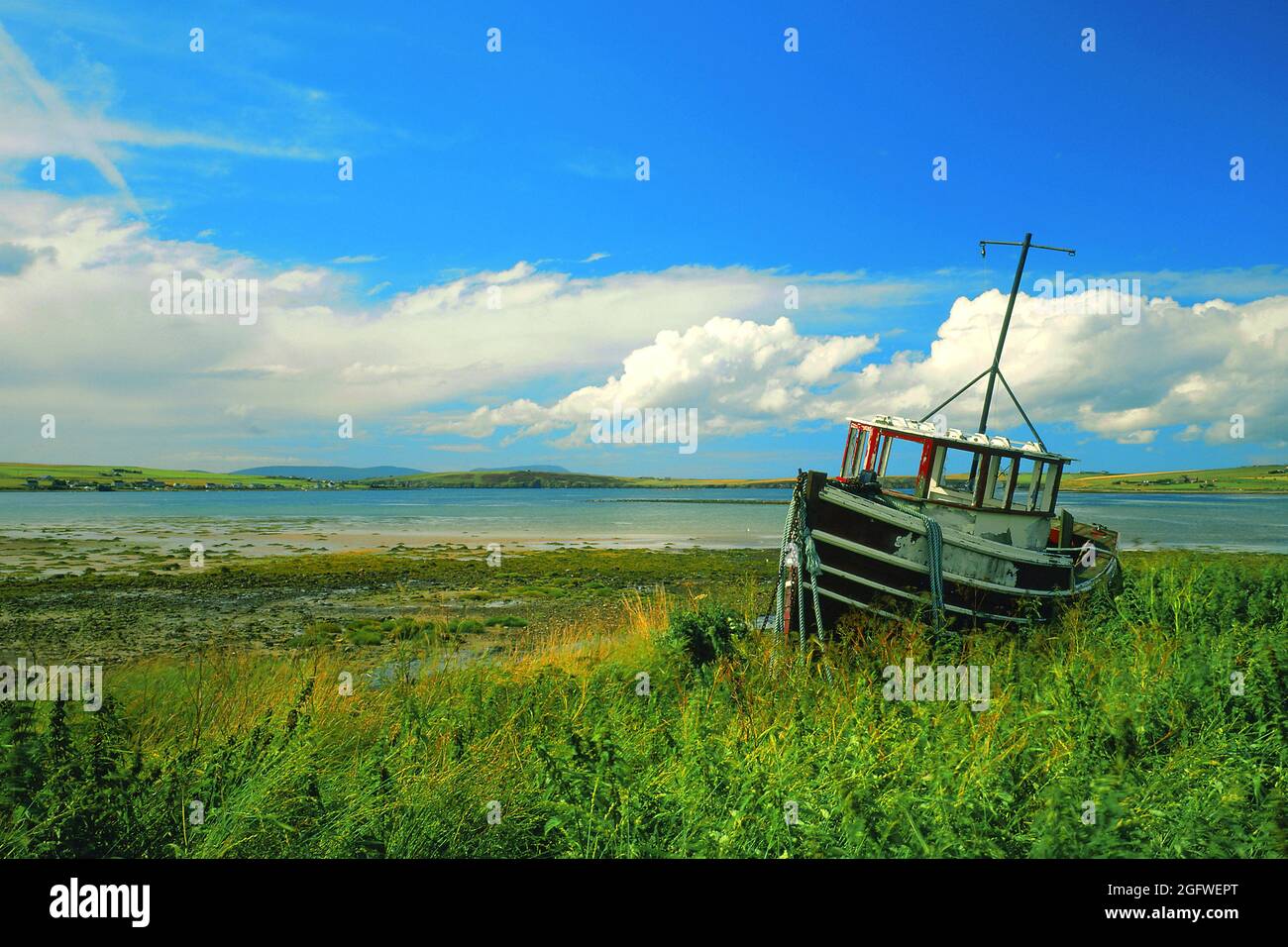 Altes Fischerboot am Strand der Orkney-Inseln, Vereinigtes Königreich, Schottland, Orkney-Inseln Stockfoto