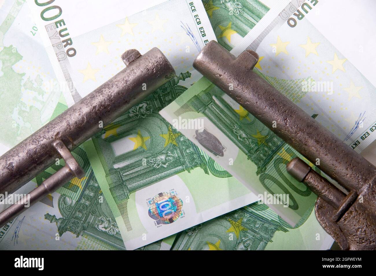 Revolver und Banknoten Stockfoto