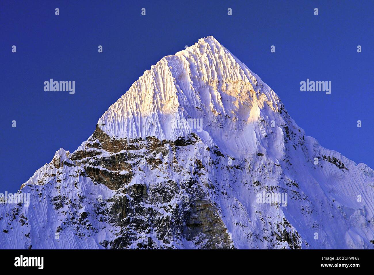 Morgenlicht auf dem Wedge Peak in der Kangchendzönga-Region im Osten Nepals, Nepal, Kangchendzönga, Wedge Peak Stockfoto