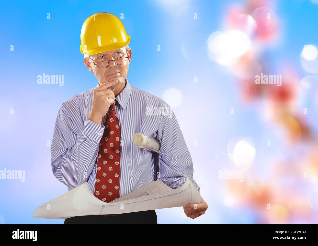 Architekt mit Bauplan und Hut, verschwommener Hintergrund Stockfoto