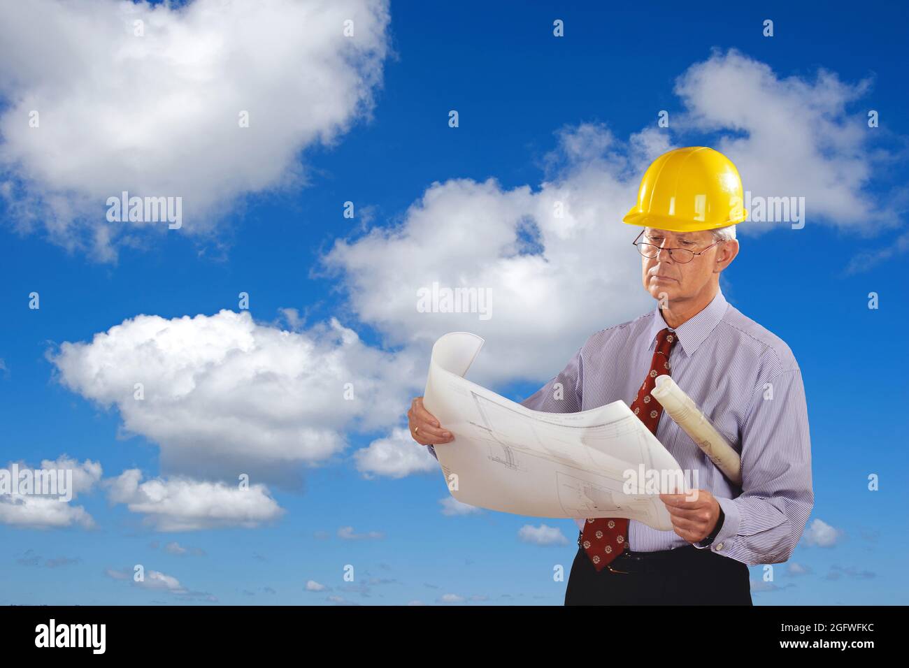 Architekt mit Bauplan und Hut Stockfoto