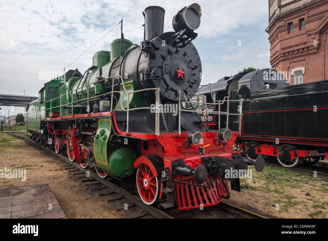 Alte Dampflokomotive fährt am Bahnhof vorbei. Moskauer Eisenbahnmuseum. Weitwinkelaufnahme. Natürliche Farben und Kontrast. Stockfoto