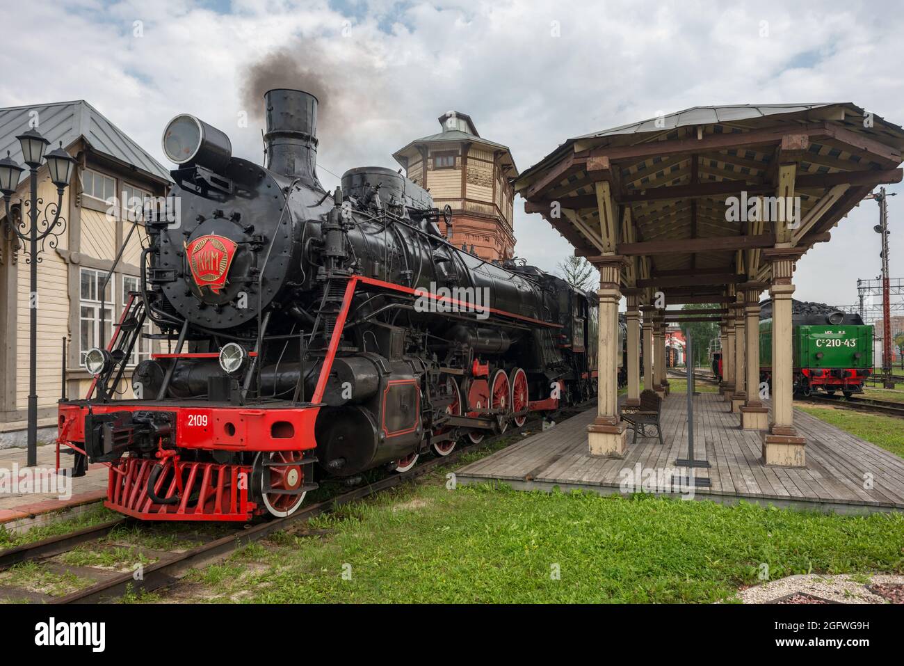 Alte Dampflokomotive fährt am Bahnhof vorbei. Moskauer Eisenbahnmuseum. Weitwinkelaufnahme. Natürliche Farben und Kontrast. Stockfoto