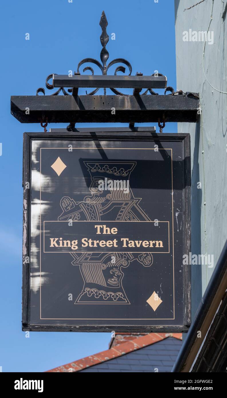 Traditionelles hängendes Pub-Schild an der King Street Tavern - öffentliches Haus - King Street, Southsea, Portsmouth, Hampshire, England, VEREINIGTES KÖNIGREICH Stockfoto