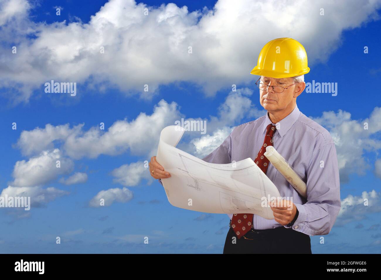 Architekt mit Bauplan und Hut Stockfoto