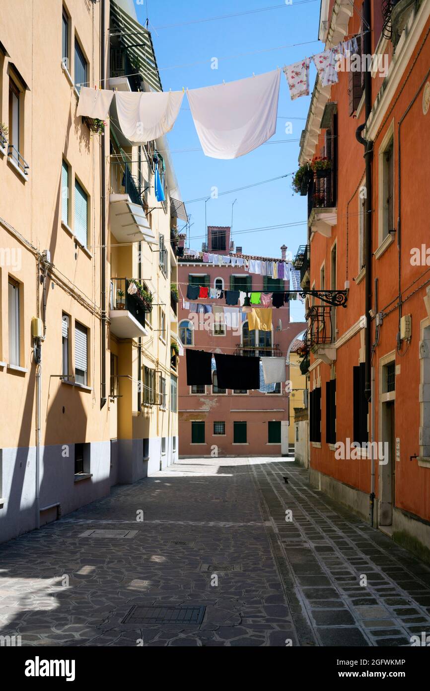 Kleidung zum Trocknen in einem Wohnviertel von Venedig, Italien, August 2021 Stockfoto