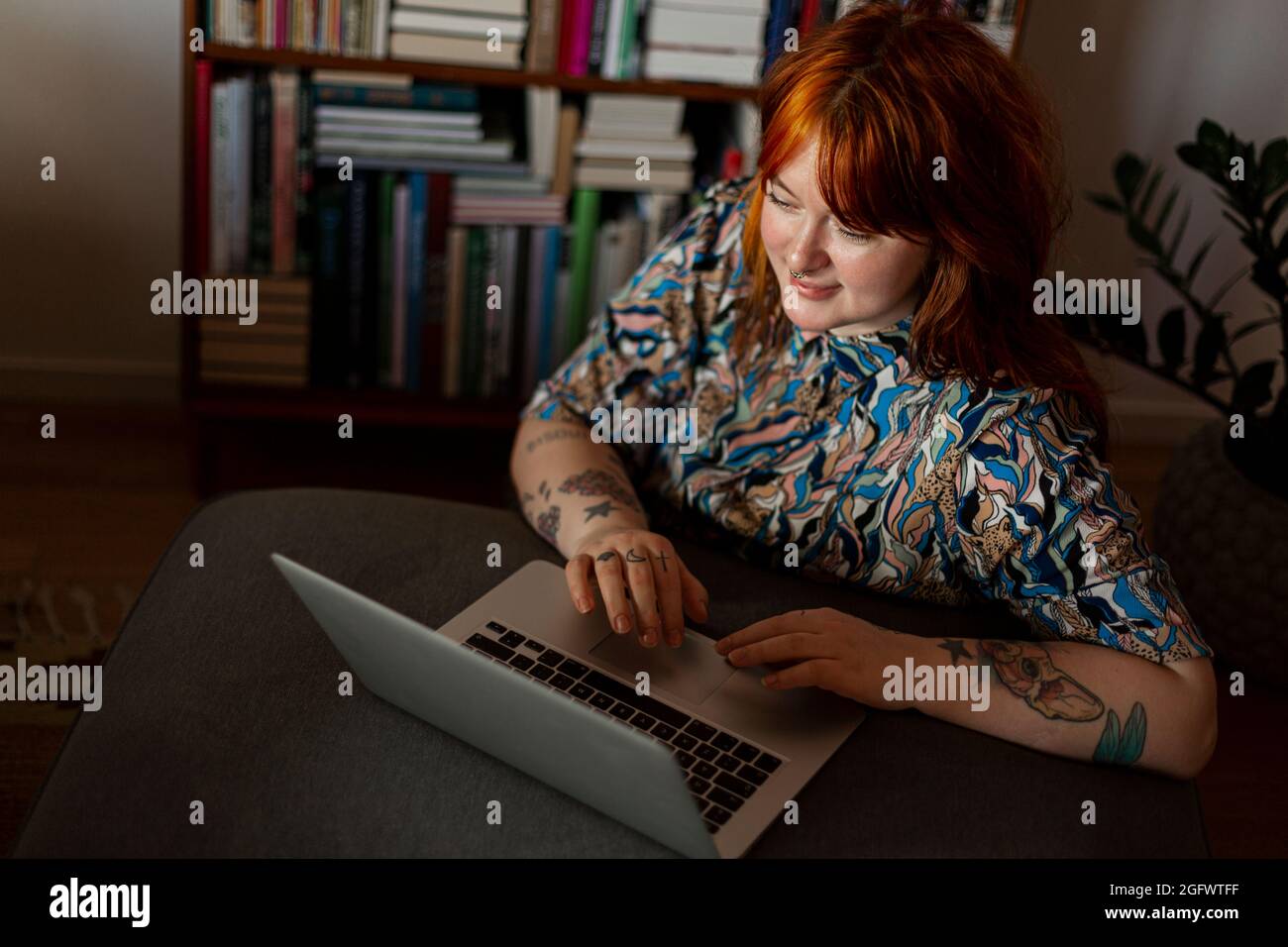 Frau im Wohnzimmer mit laptop Stockfoto