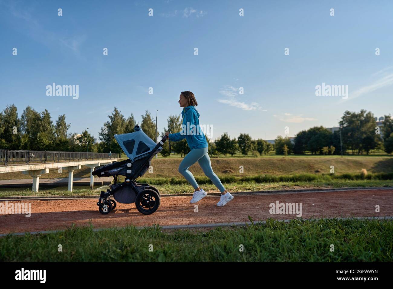 Aktive Mutter beim Joggen. Jogging oder Power Walking Frau mit einem  Kinderwagen am Morgen. Mutter mit Kind im Kinderwagen beim Laufen  Stockfotografie - Alamy