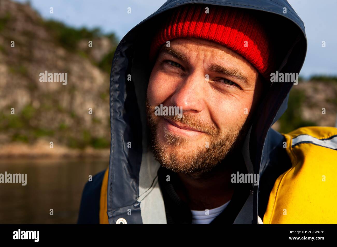 Lächelnder Mann, Blick in die Kamera Stockfoto