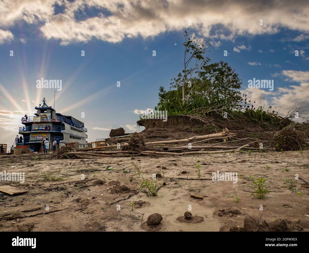 Caballococha, Peru - Sep, 2019: Panoramablick auf die Fährschiffe am Ufer des Amazonas während des Niedrigwasser-Seeroson. Südamerika. Stockfoto