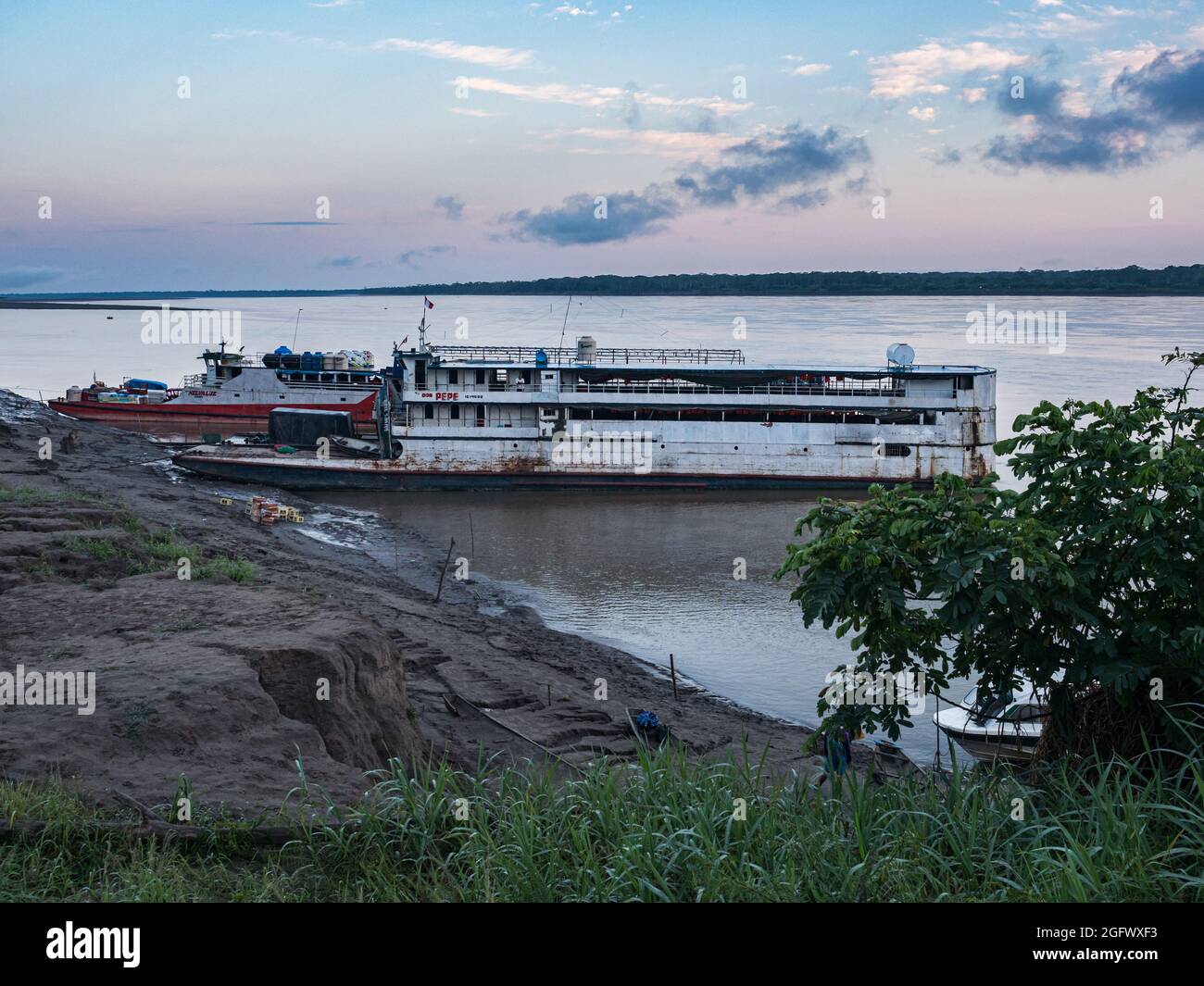 Caballococha, Peru - 21. September 2018: Eine Passagierfähre und Fracht auf dem Amazonas Stockfoto