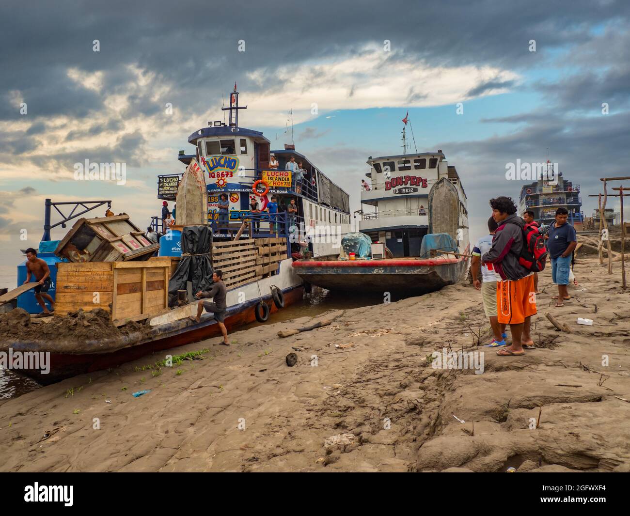 Caballococha, Peru - Sep, 2019: Panoramablick auf die Fährschiffe am Ufer des Amazonas während des Niedrigwasser-Seeroson. Südamerika. Stockfoto