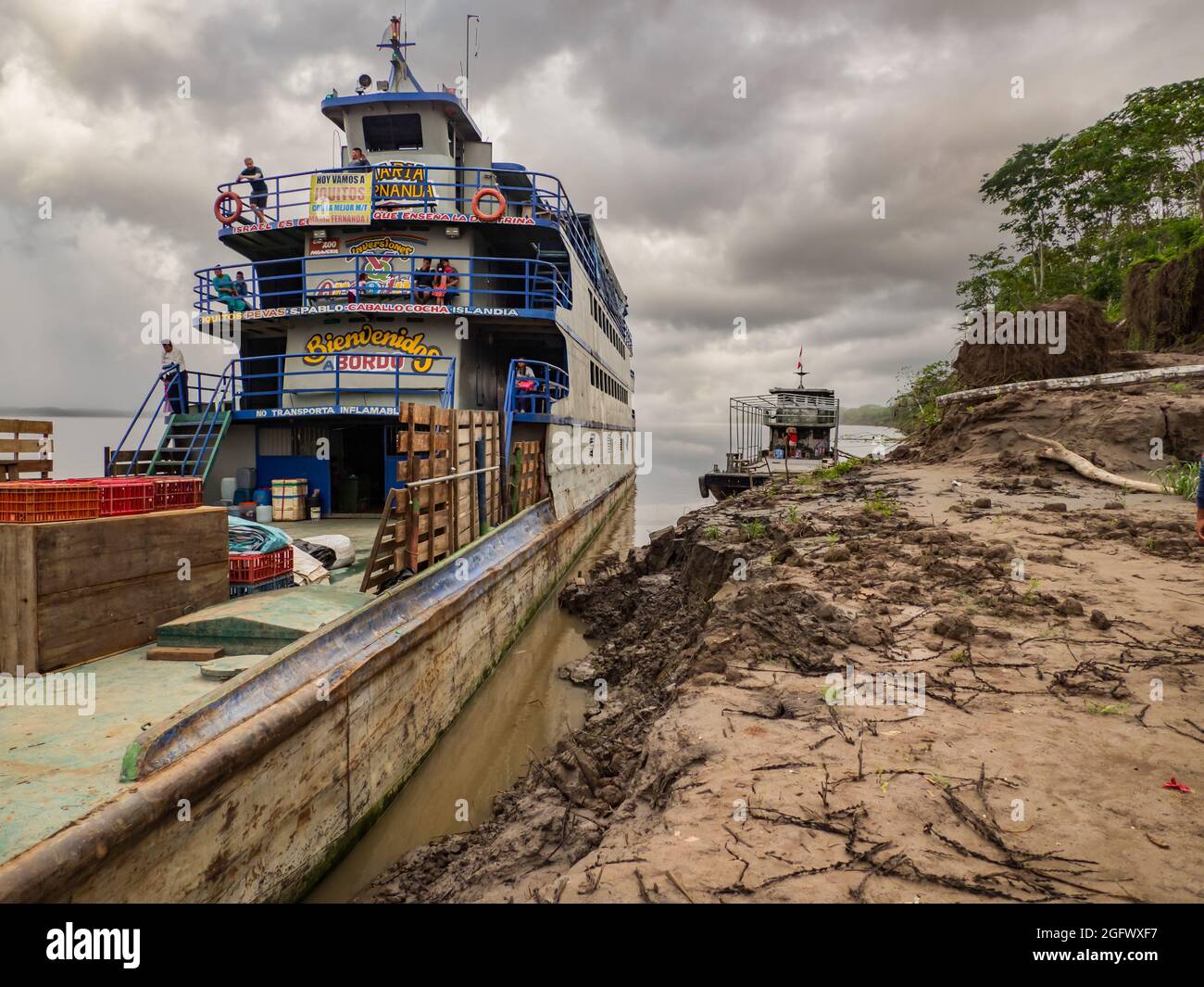 Caballococha, Peru - Sep, 2019: Panoramablick auf die Fährschiffe am Ufer des Amazonas während des Niedrigwasser-Seeroson. Südamerika. Stockfoto