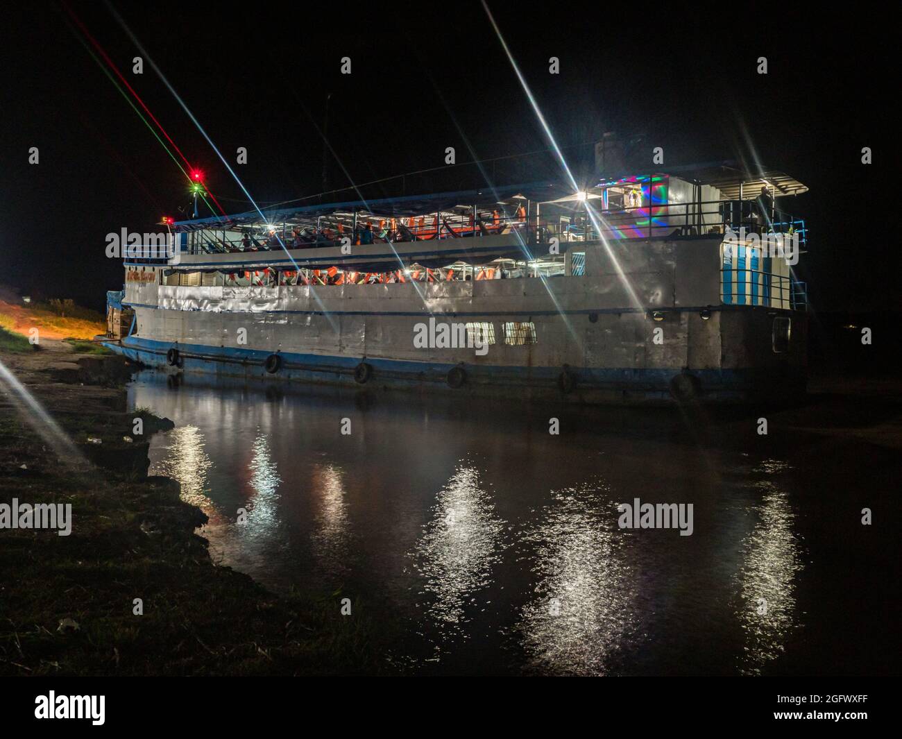 Santa Rosa, Peru - Dez, 2018: Frachtschiff wartet am Hafen. Nachts auf dem Amazonas. Amazonien. Lateinamerika. Stockfoto