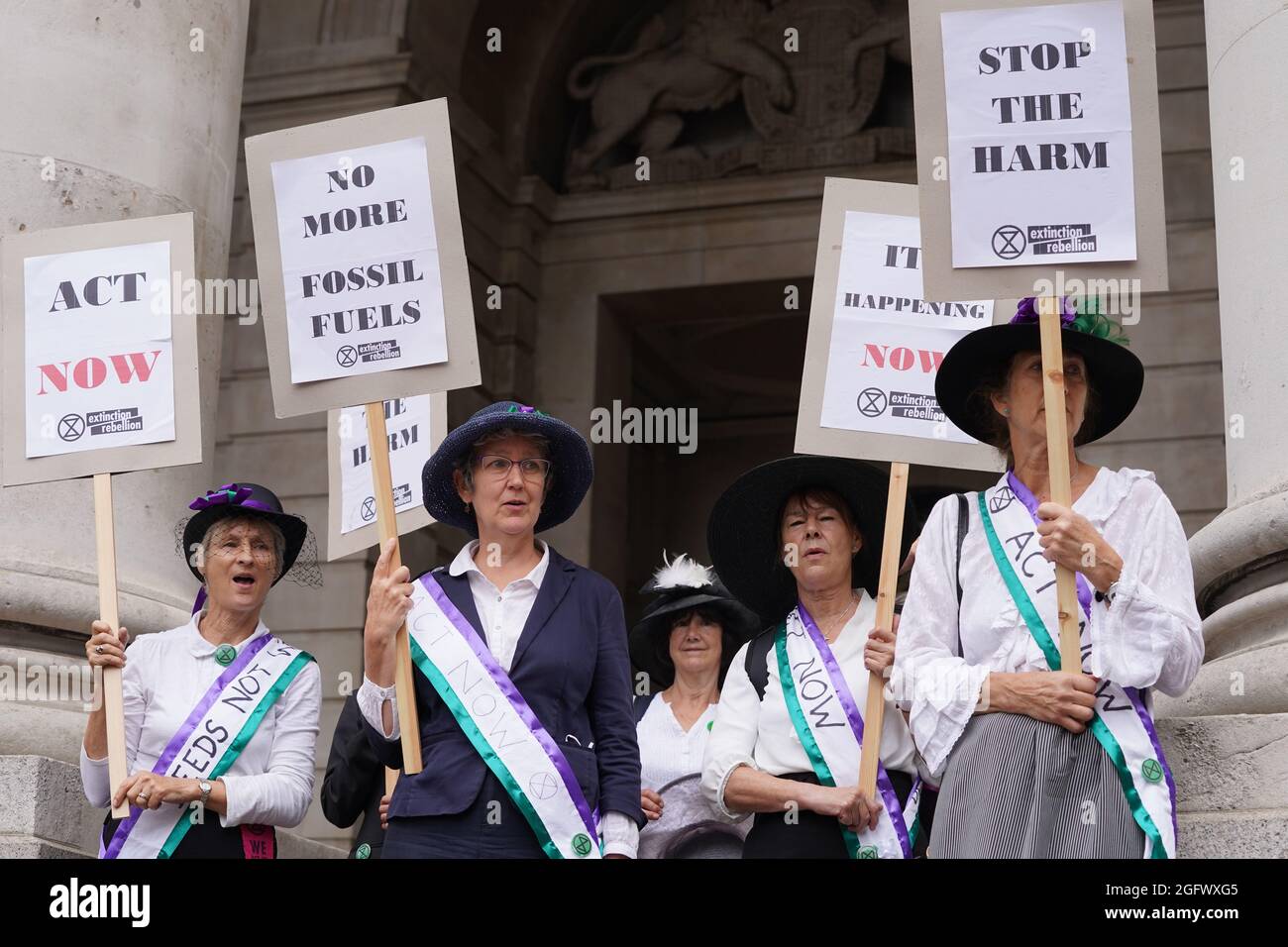 Demonstranten während eines Protestes von Mitgliedern der Extinction Rebellion an der Bank of England in der City of London. Bilddatum: Freitag, 27. August 2021. Stockfoto