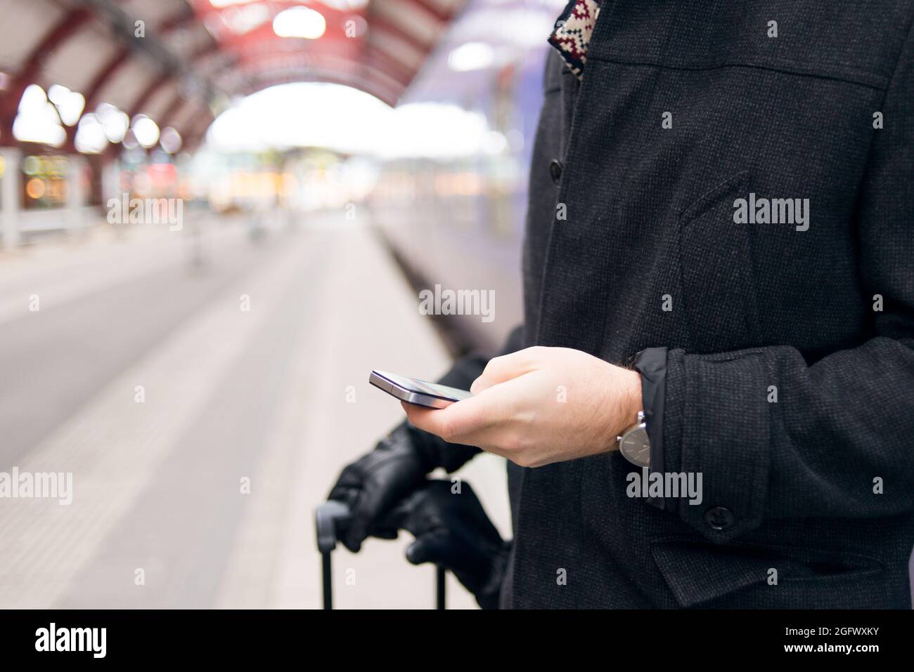 Mann, der am Bahnhof telefoniert Stockfoto