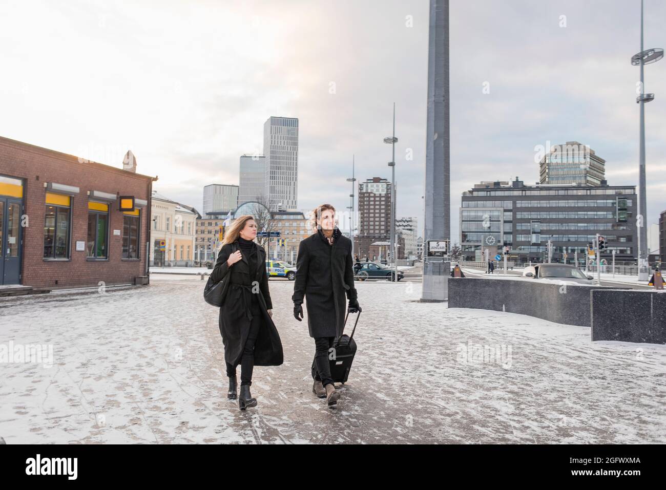 Frau und Mann mit Koffer laufen durch die Stadt Stockfoto