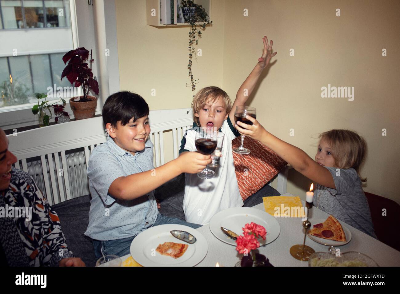 Kinder toasten zu Hause Stockfoto