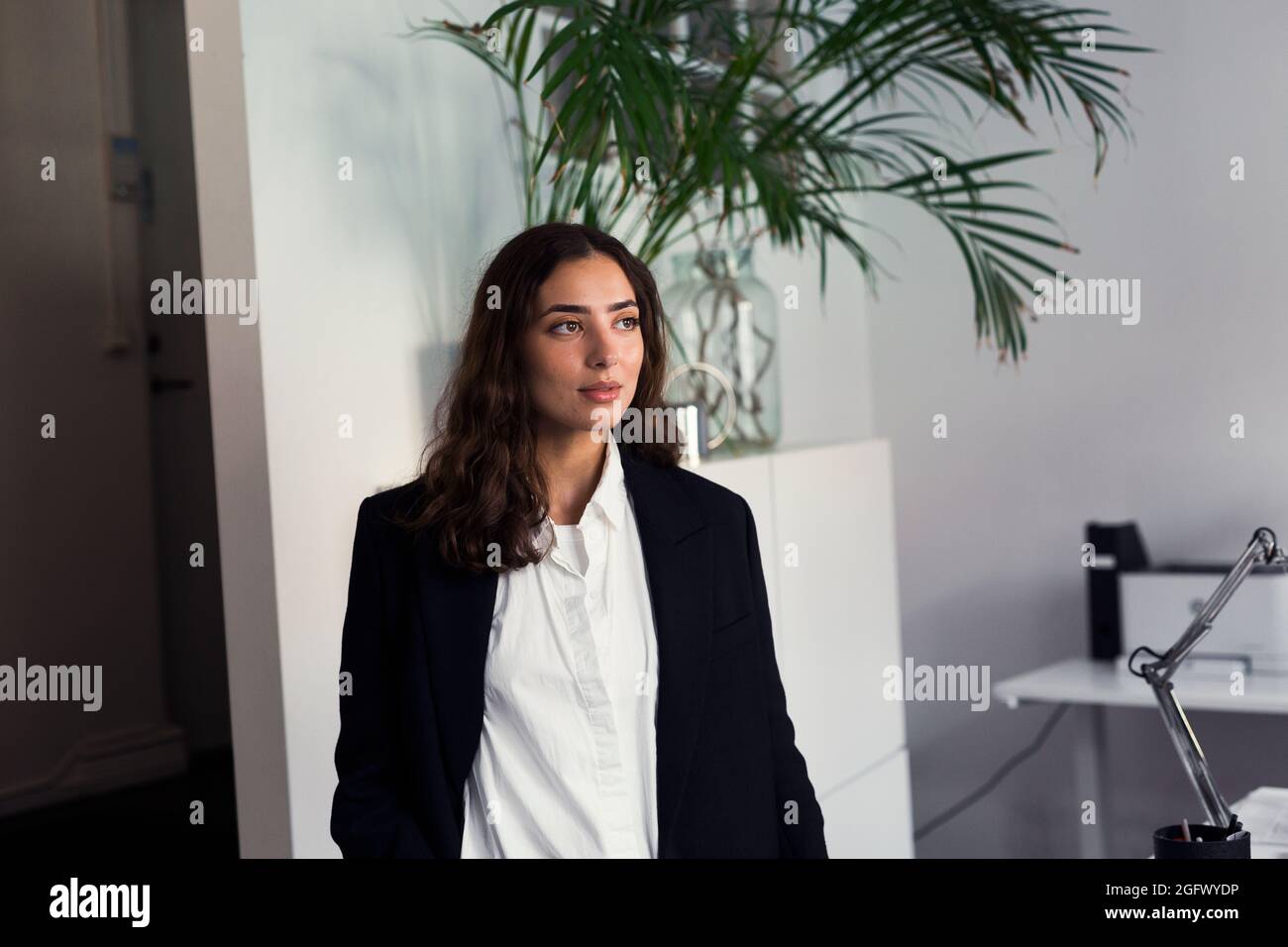 Frau im Büro Stockfoto