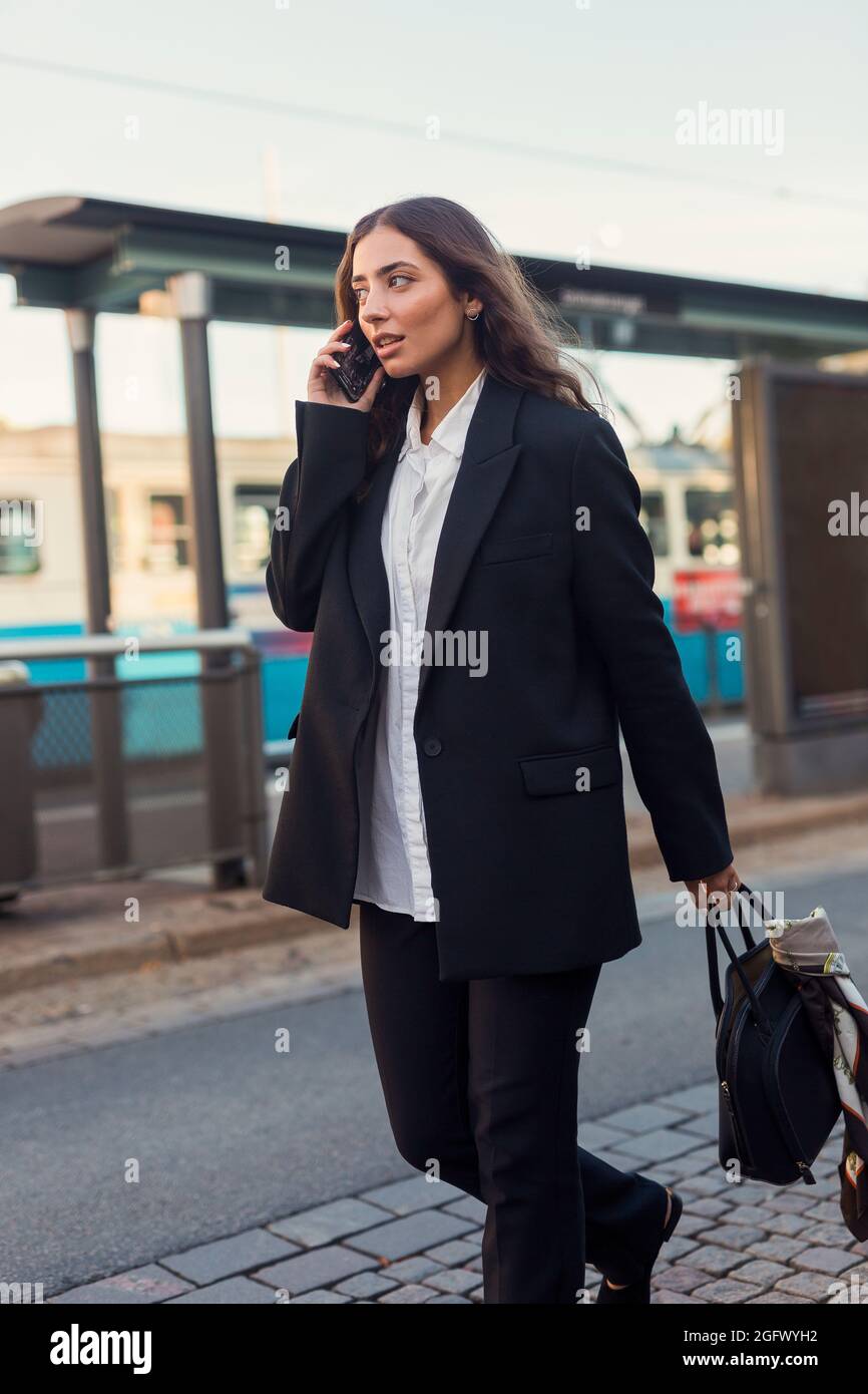 Lächelnde Geschäftsfrau auf dem Handy Stockfoto