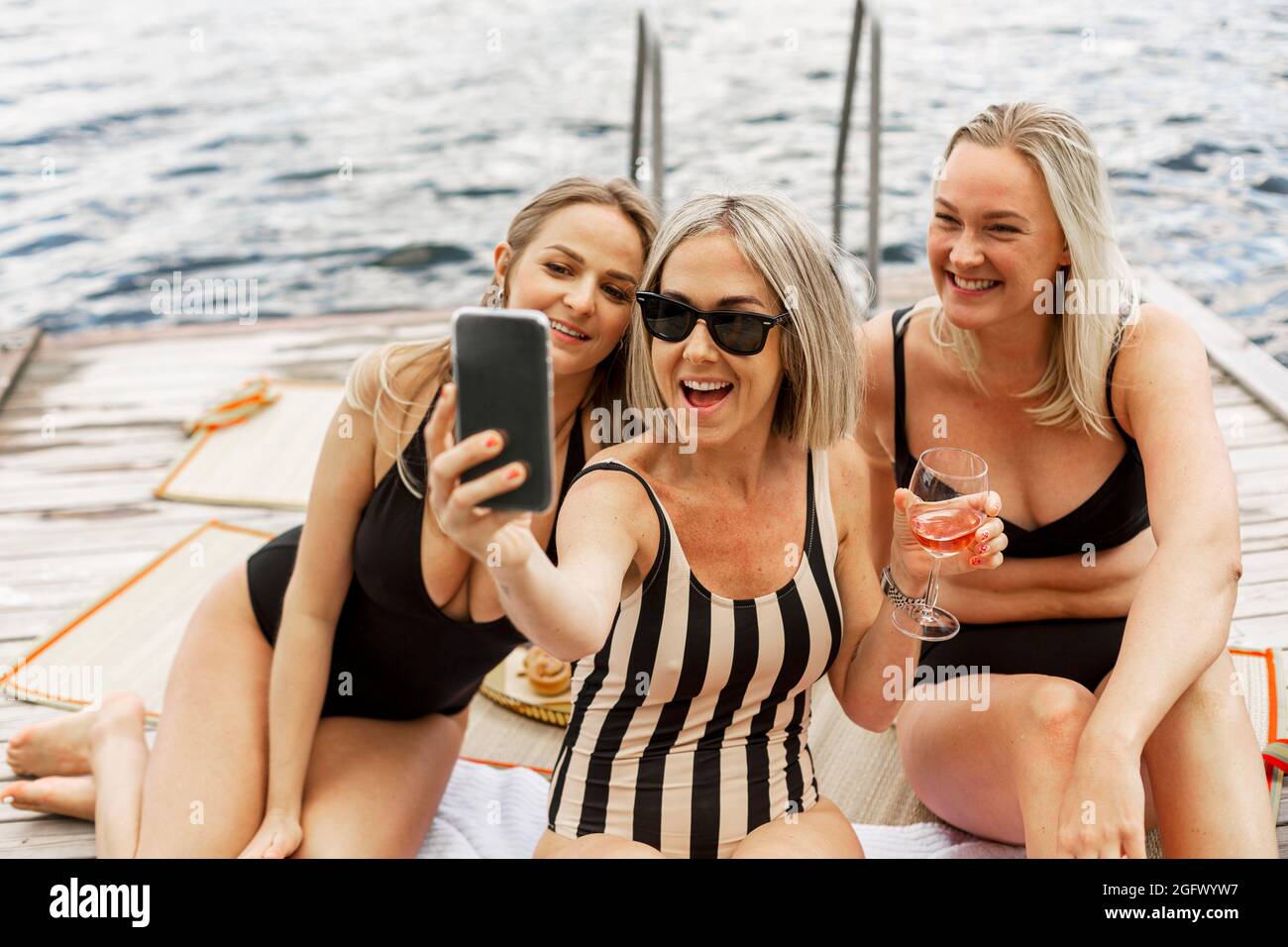 Glückliche Frau, die sich auf dem Steg entspannt Stockfoto