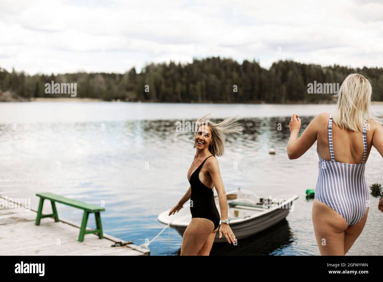 Glückliche Frauen am See Stockfoto