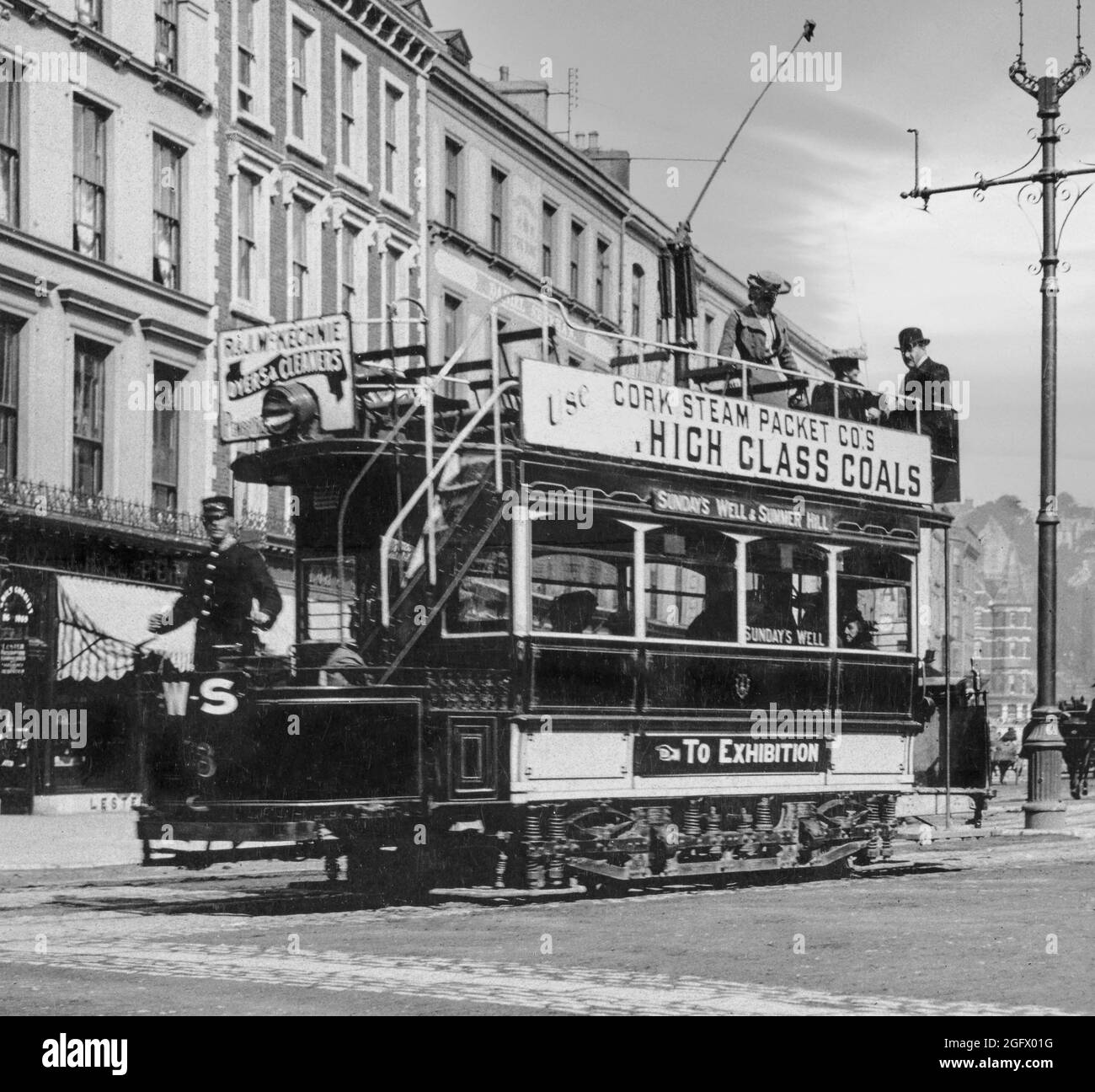 Ein Blick aus dem frühen 20. Jahrhundert auf eine elektrische Straßenbahn, die damals als Trolley-Wagen bekannt war und sich entlang der Patrick Street im Stadtzentrum von Cork aufmachte. Betrieben von der Cork Electric Tramways and Lighting Company liefen sie von 1898 bis 1931 ein Opfer der zunehmenden Popularität von Busdiensten. Stockfoto