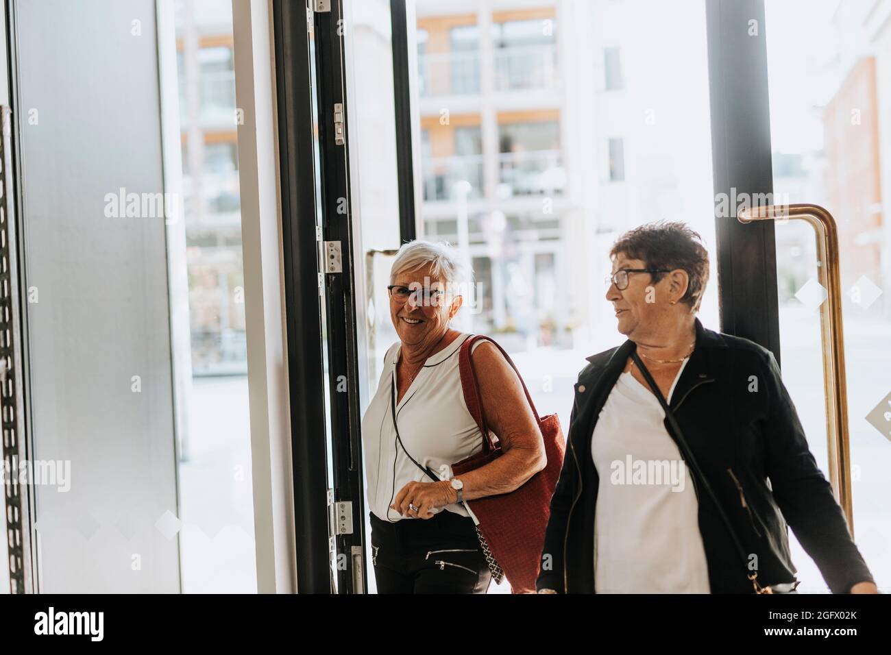 Ältere Frauen betreten das Gebäude Stockfoto